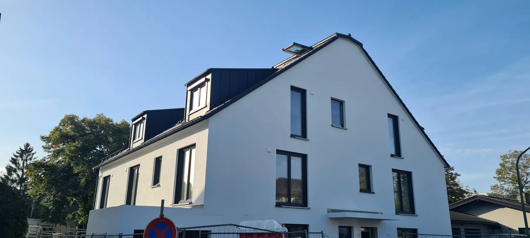 Fertiggestelltes Mehrfamilienhaus Glockenblumenstraße 31 von der Straßenseite